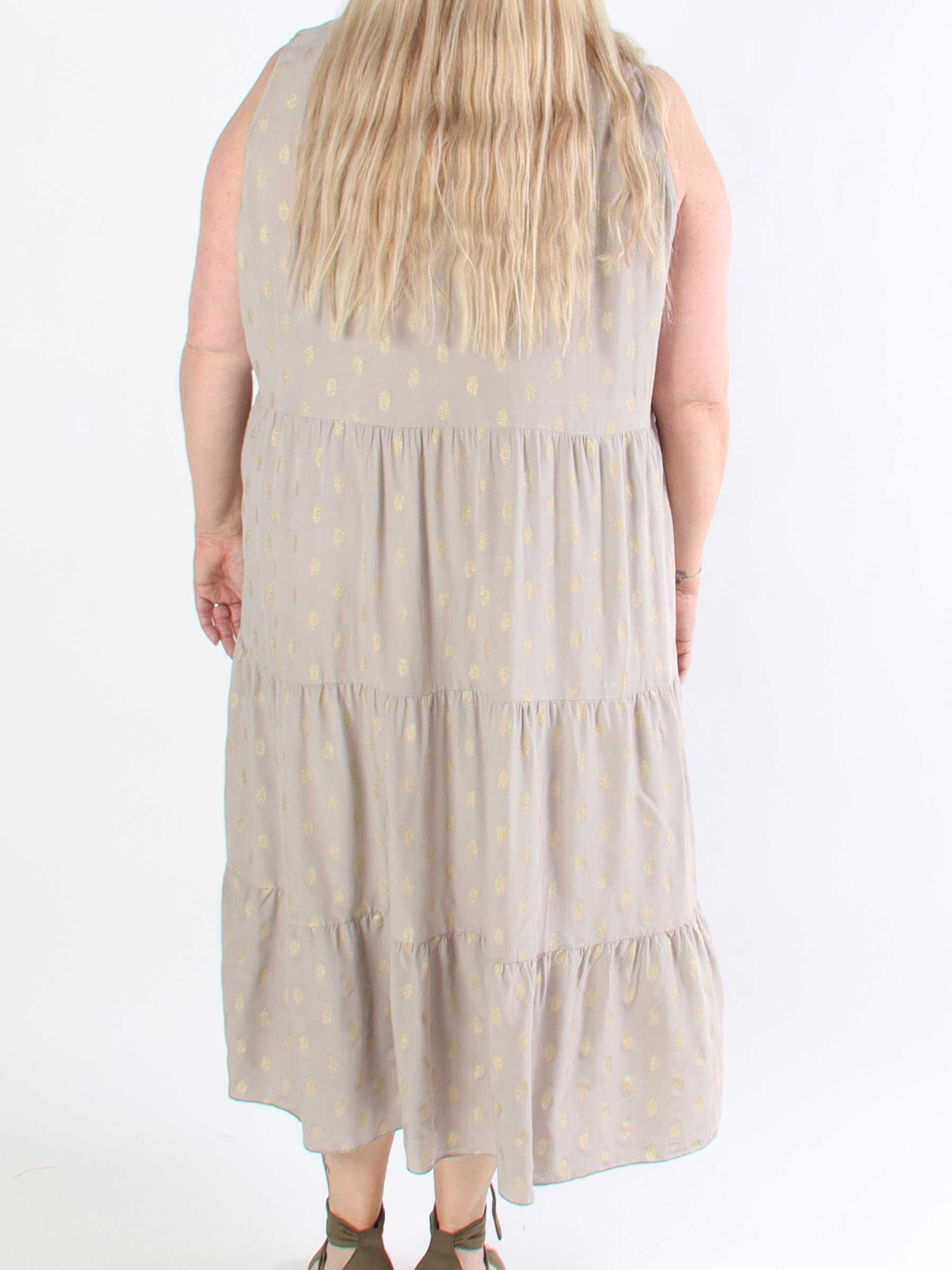 Dotti Gold Sleeveless - Plus size kjole med lag på lag look i viskose